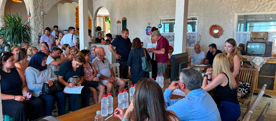 Dünyada hızla gelişen deneyimsel turizm anlayışını Çeşme’ye taşıyacak Castello Fontana’nın “ÇED Halkın Katılımı Toplantısı”, Çevre, Şehircilik ve İklim Değişikliği Bakanlığı’nın yetkisi dâhilinde gerçekleştirildi. Bölgeye ekonomik ve sosyal değer katmayı hedefleyen proje, toplantıda Çeşme halkından güçlü destek gördü.